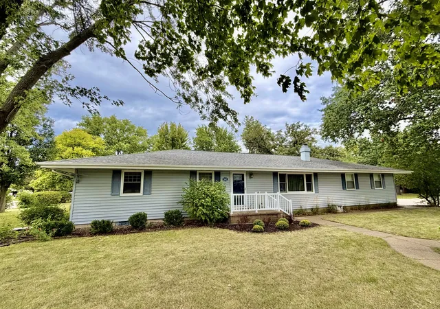 Photo 1 of Single family home for sale at 1009 College St, Henry, IL 61537 | MLS# 12769906 | Listing updated on 2026-09-27