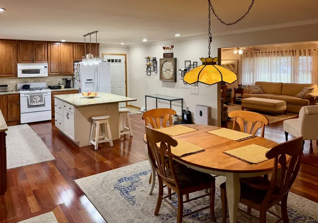 Photo 3 of Single family home for sale at 1009 College St, Henry, IL 61537 | MLS# 12769906 | Listing updated on 2026-09-27