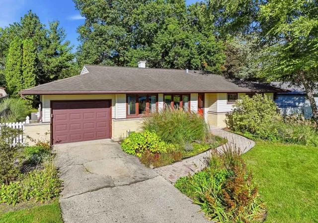 Photo 1 of Single family home for sale at 540 Edgewood Ln, Elk Grove Village, IL 60007 | MLS# 12769920 | Listing updated on 2026-10-10