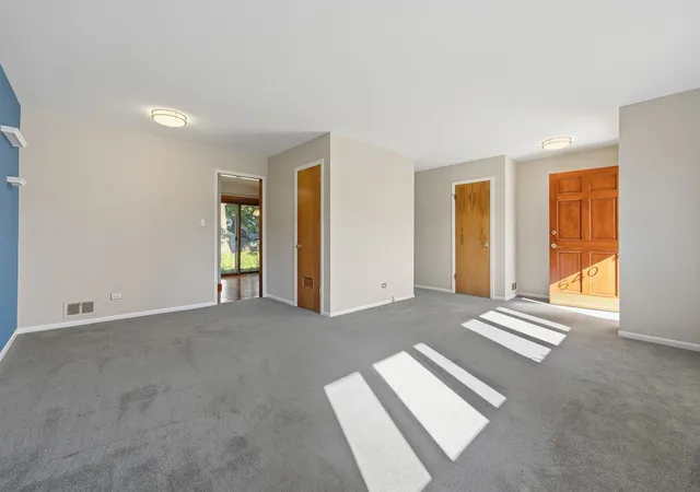 Photo 4 of Single family home for sale at 540 Edgewood Ln, Elk Grove Village, IL 60007 | MLS# 12769920 | Listing updated on 2026-10-10