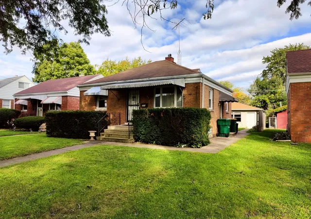 Photo 3 of Single family home for sale at 200 Earl Ave, Joliet, IL 60436 | MLS# 12769940 | Listing updated on 2026-09-29