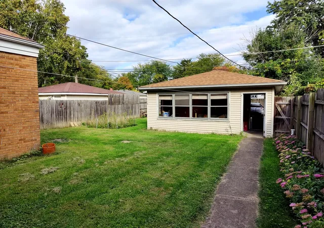 Photo 3 of Single family home for sale at 200 Earl Ave, Joliet, IL 60436 | MLS# 12769940 | Listing updated on 2026-09-29