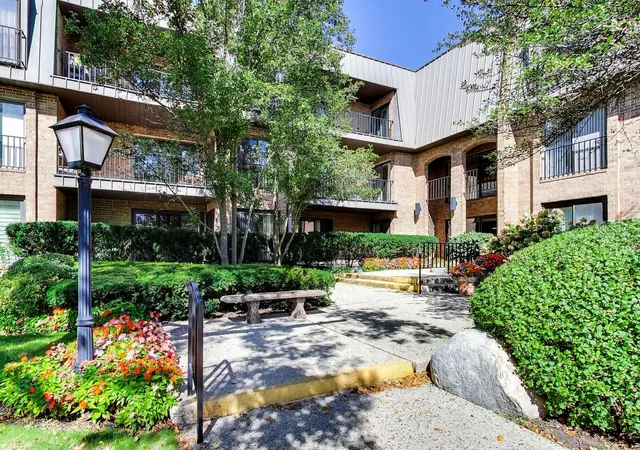 Condo for sale at 3 The Ct Of Harborside #208, Northbrook, IL 60062 | MLS# 12769943