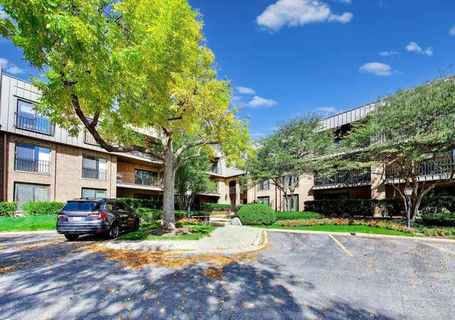 Photo 2 of Condo for sale at 3 The Ct Of Harborside #208, Northbrook, IL 60062 | MLS# 12769943 | Listing updated on 2026-10-07