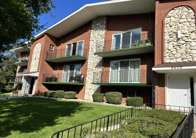 Listing Photo 1 - Condo for sale in building located at 9605 S Komensky Ave, Oak Lawn, IL 60453 - Unit #202