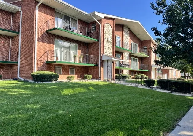 Listing Photo 2 - Condo for sale in building located at 9605 S Komensky Ave, Oak Lawn, IL 60453 - Unit #202