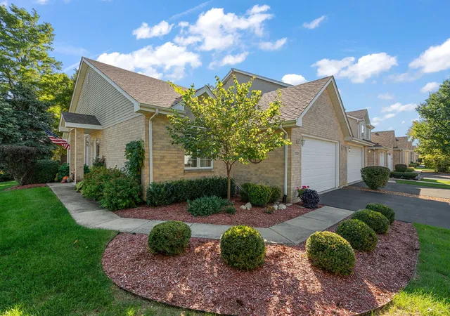 Photo 3 of Townhouse for sale at 13501 Laramie Ave, Crestwood, IL 60418 | MLS# 12769966 | Listing updated on 2026-10-09