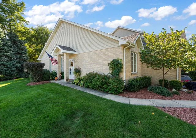 Photo 3 of Townhouse for sale at 13501 Laramie Ave, Crestwood, IL 60418 | MLS# 12769966 | Listing updated on 2026-10-09