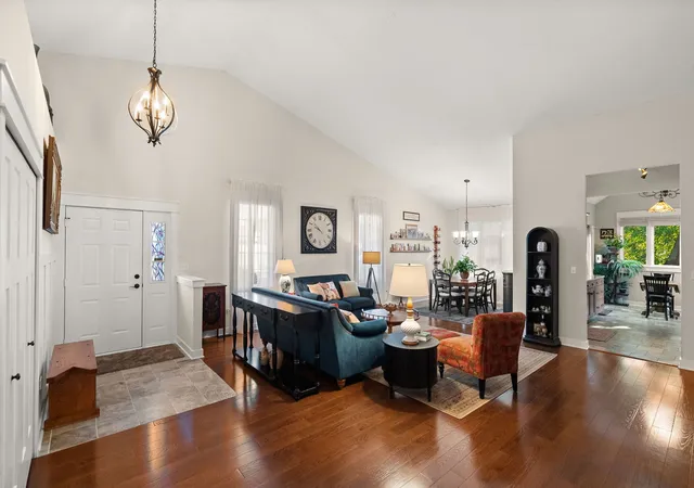 Photo 4 of Townhouse for sale at 13501 Laramie Ave, Crestwood, IL 60418 | MLS# 12769966 | Listing updated on 2026-10-09