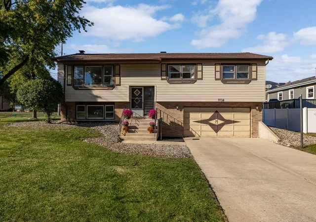 Photo 1 of Single family home for sale at 1138 Timber Ln, Darien, IL 60561 | MLS# 12769972 | Listing updated on 2026-10-07