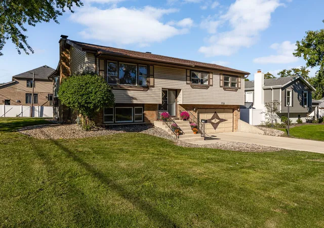 Photo 2 of Single family home for sale at 1138 Timber Ln, Darien, IL 60561 | MLS# 12769972 | Listing updated on 2026-10-07
