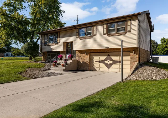Photo 3 of Single family home for sale at 1138 Timber Ln, Darien, IL 60561 | MLS# 12769972 | Listing updated on 2026-10-07