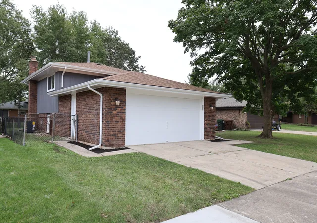 Photo 2 of Single family home for sale at 5 Lakewood Ct, Park Forest, IL 60466 | MLS# 12770001 | Listing updated on 2026-10-02
