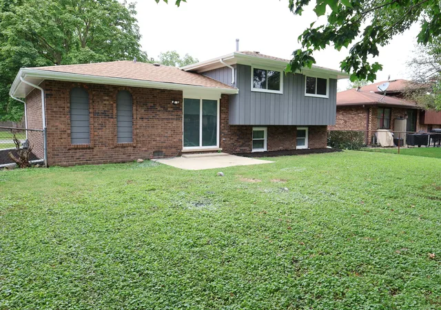 Photo 3 of Single family home for sale at 5 Lakewood Ct, Park Forest, IL 60466 | MLS# 12770001 | Listing updated on 2026-10-02