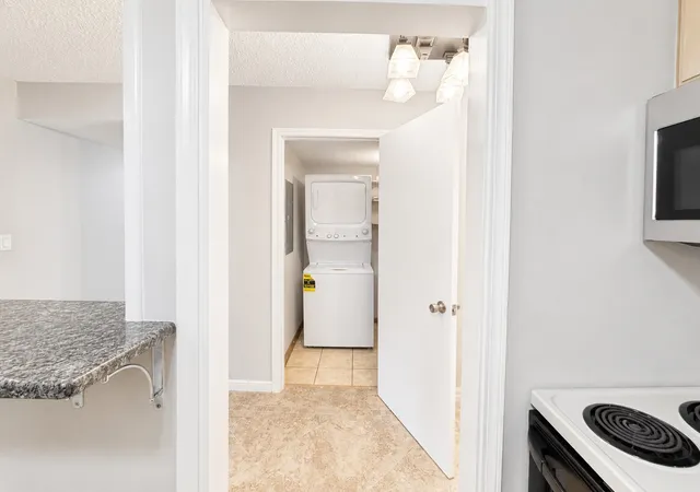 Listing Photo 3 - Condo for sale in building located at 520 Biesterfield Rd, Elk Grove Village, IL 60007 - Unit #209