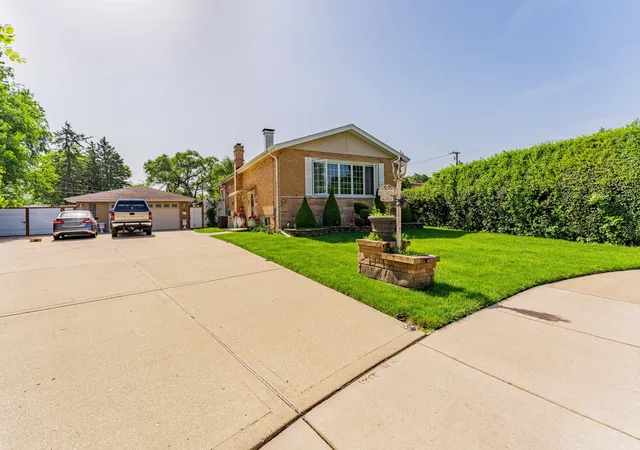 Photo 2 of Single family home for sale at 433 E Cherry Hl Dr, Addison, IL 60101 | MLS# 12770086 | Listing updated on 2026-09-25