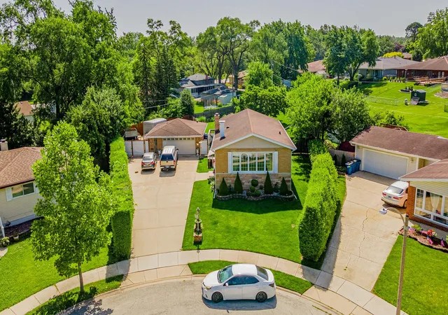 Photo 3 of Single family home for sale at 433 E Cherry Hl Dr, Addison, IL 60101 | MLS# 12770086 | Listing updated on 2026-09-25