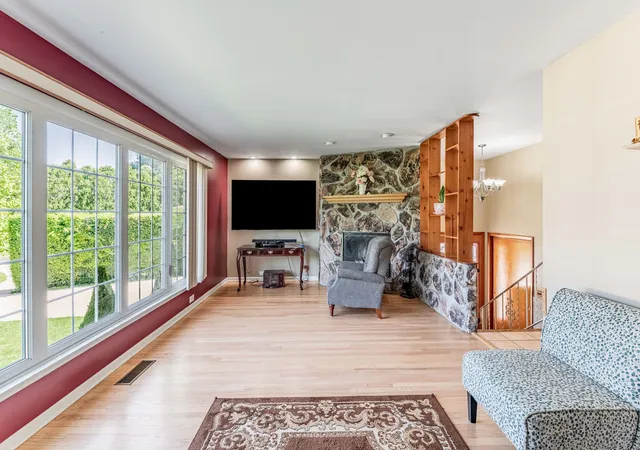 Photo 3 of Single family home for sale at 433 E Cherry Hl Dr, Addison, IL 60101 | MLS# 12770086 | Listing updated on 2026-09-25