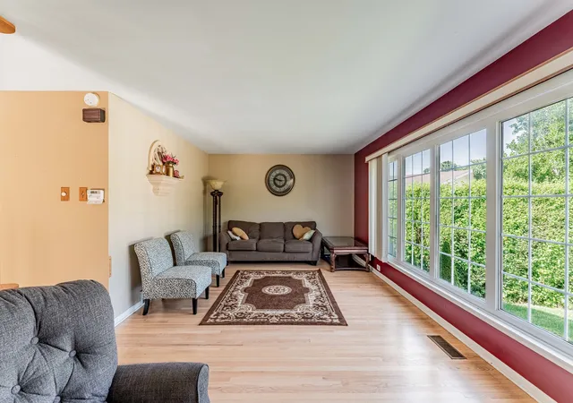 Photo 4 of Single family home for sale at 433 E Cherry Hl Dr, Addison, IL 60101 | MLS# 12770086 | Listing updated on 2026-09-25