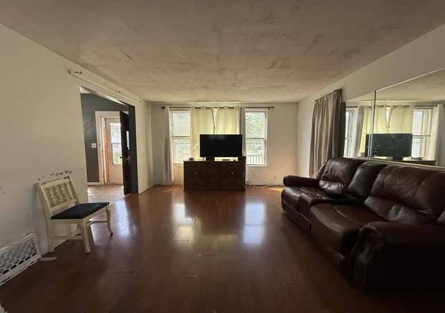 Photo 3 of Single family home for sale at 930 W Park Ave, Joliet, IL 60436 | MLS# 12770089 | Listing updated on 2026-10-04