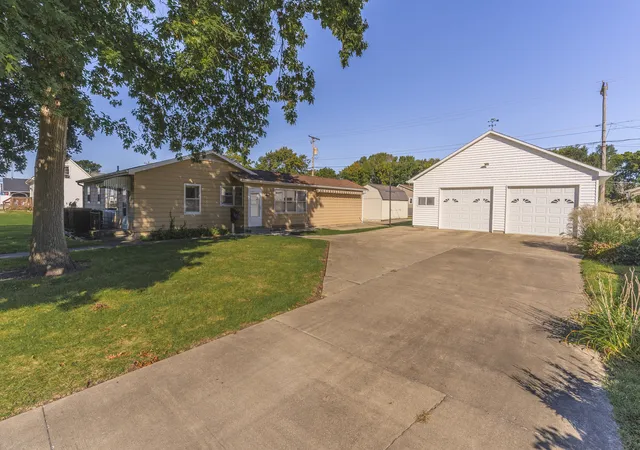 Photo 1 of Single family home for sale at 715 W Grant Ave, Pontiac, IL 61764 | MLS# 12770098 | Listing updated on 2026-10-07