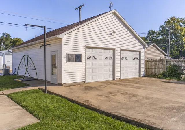 Photo 3 of Single family home for sale at 715 W Grant Ave, Pontiac, IL 61764 | MLS# 12770098 | Listing updated on 2026-10-07