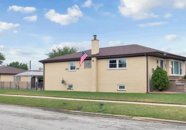 Photo 4 of Single family home for sale at 8901 S 49th Court, Oak Lawn, IL 60453 | MLS# 12770118 | Listing updated on 2026-09-26