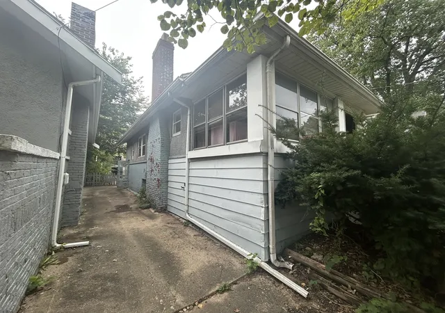 Photo 3 of Single family home for sale at 702 E Frye Ave, Peoria, IL 61603 | MLS# 12770133 | Listing updated on 2026-10-02