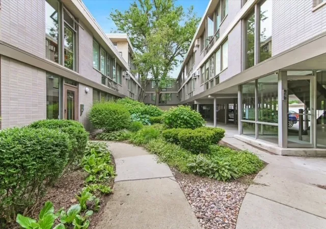 Listing Photo 4 - Condo for sale in building located at 1044 Ontario St, Oak Park, IL 60302 - Unit #1A