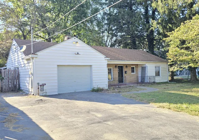 Photo 1 of Single family home for sale at 807 N Main St, Anna, IL 62906 | MLS# 12770164 | Listing updated on 2026-10-01