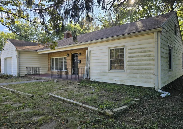 Photo 3 of Single family home for sale at 807 N Main St, Anna, IL 62906 | MLS# 12770164 | Listing updated on 2026-10-01