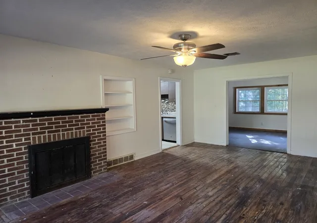Photo 4 of Single family home for sale at 807 N Main St, Anna, IL 62906 | MLS# 12770164 | Listing updated on 2026-10-01