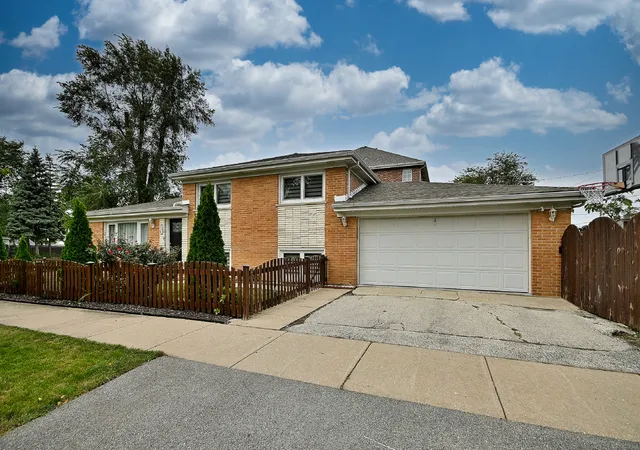 Photo 1 of Single family home for sale at 8033 Long Ave, Burbank, IL 60459 | MLS# 12770173 | Listing updated on 2026-10-06
