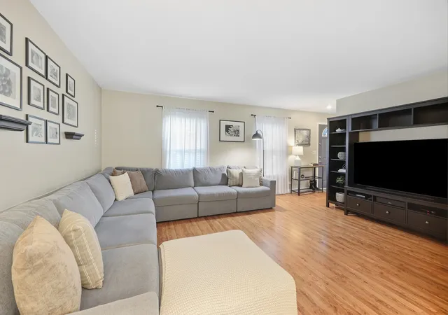 Photo 3 of Single family home for sale at 21 N Walnut Ct, Streamwood, IL 60107 | MLS# 12770263 | Listing updated on 2026-10-08