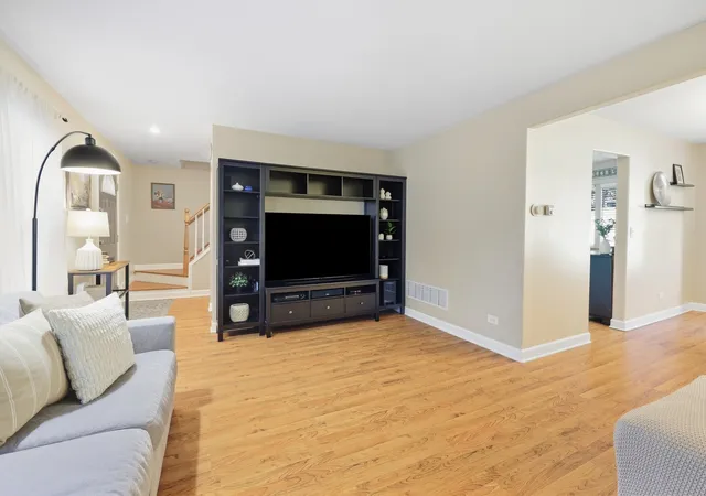 Photo 3 of Single family home for sale at 21 N Walnut Ct, Streamwood, IL 60107 | MLS# 12770263 | Listing updated on 2026-10-08