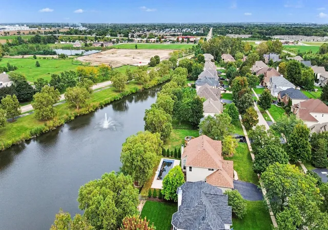 Photo 3 of Single family home for sale at 204 Holly Ln, Oswego, IL 60543 | MLS# 12770275 | Listing updated on 2026-09-30
