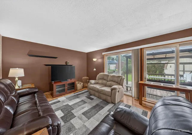 Photo 2 of Single family home for sale at 543 Germaine Ln, Elk Grove Village, IL 60007 | MLS# 12770280 | Listing updated on 2026-10-08