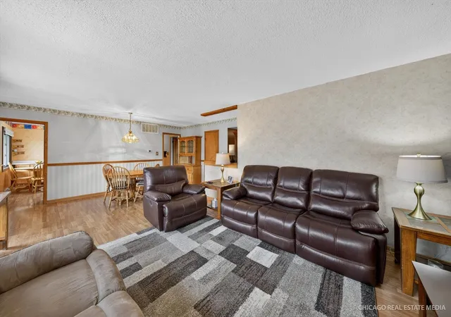 Photo 4 of Single family home for sale at 543 Germaine Ln, Elk Grove Village, IL 60007 | MLS# 12770280 | Listing updated on 2026-10-08