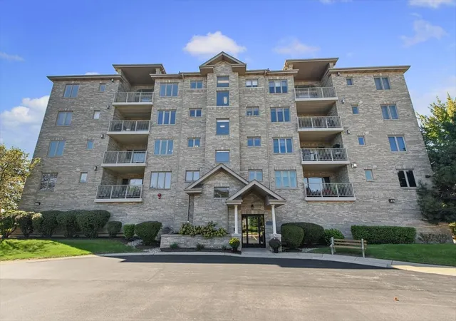 Photo 2 of Townhouse for sale at 11131 Waters Edge Dr #1B, Orland Park, IL 60467 | MLS# 12770284 | Listing updated on 2026-10-07