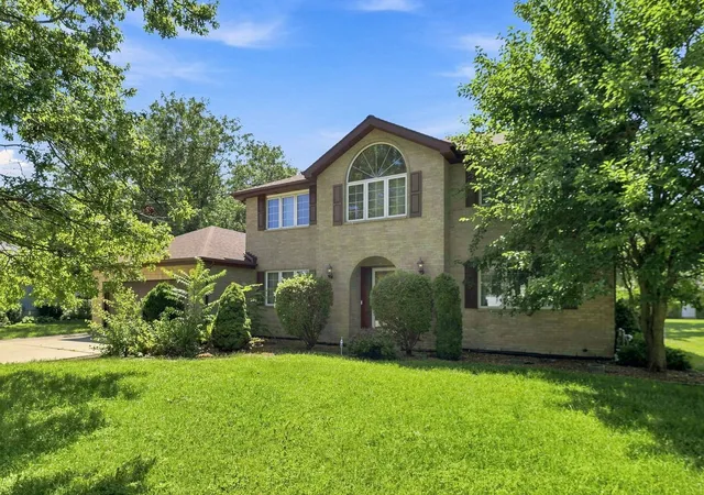 Single family home for sale at 10 S Hampton Ct, Crete, IL 60417 | MLS# 12770324
