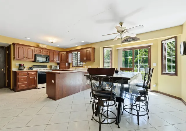 Photo 3 of Single family home for sale at 10 S Hampton Ct, Crete, IL 60417 | MLS# 12770324 | Listing updated on 2026-09-26