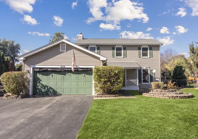 Single family home for sale at 635 Tanglewood Dr, Algonquin, IL 60102 | MLS# 12770347