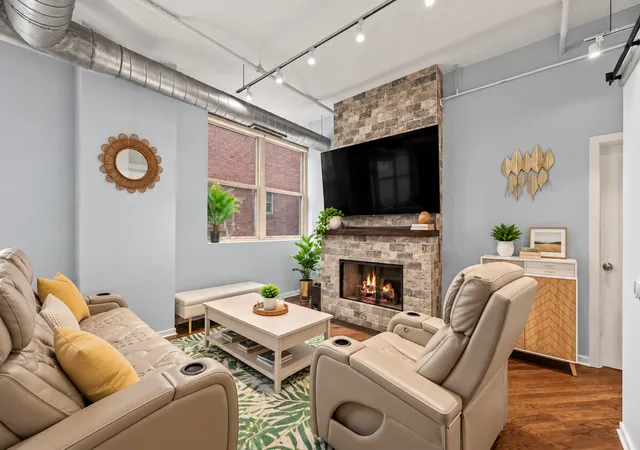 Photo 4 of Condo for sale at 500 S Clinton St #612, Chicago, IL 60607 | MLS# 12770355 | Listing updated on 2026-09-27