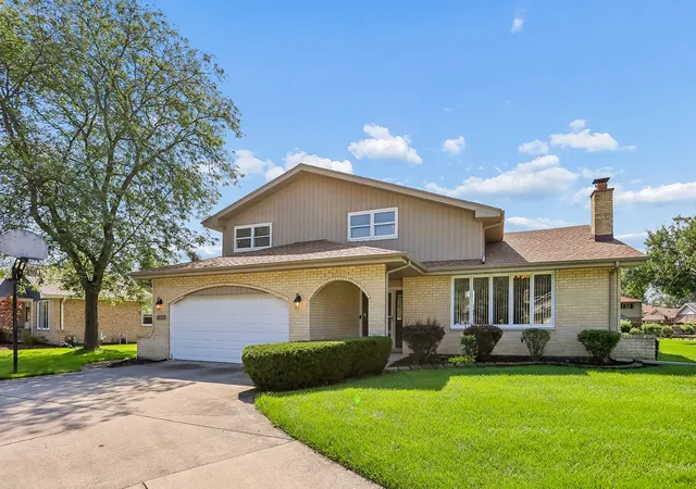 Photo 2 of Single family home for sale at 12123 Lake View Dr, Orland Park, IL 60467 | MLS# 12770357 | Listing updated on 2026-10-05