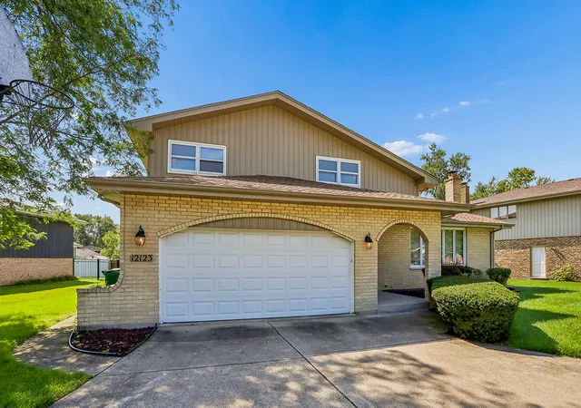 Photo 3 of Single family home for sale at 12123 Lake View Dr, Orland Park, IL 60467 | MLS# 12770357 | Listing updated on 2026-10-05