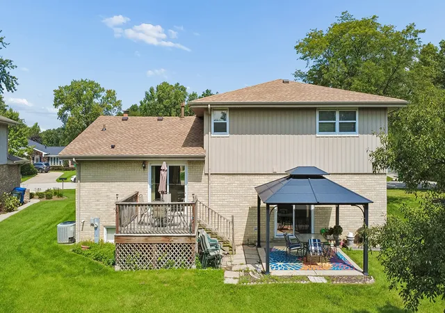 Photo 4 of Single family home for sale at 12123 Lake View Dr, Orland Park, IL 60467 | MLS# 12770357 | Listing updated on 2026-10-05