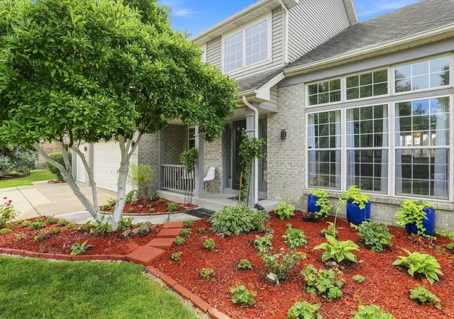 Photo 3 of Single family home for sale at 66 White Oak Dr, North Aurora, IL 60542 | MLS# 12770359 | Listing updated on 2026-10-02