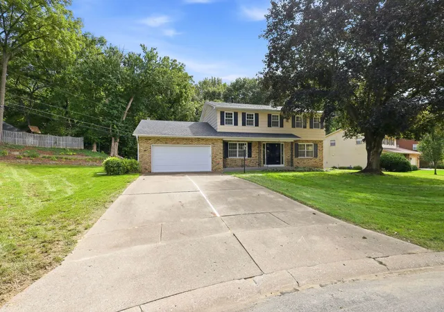 Photo 2 of Single family home for sale at 21 Estate Ct, Bettendorf, IA 52722 | MLS# 12770376 | Listing updated on 2026-10-06