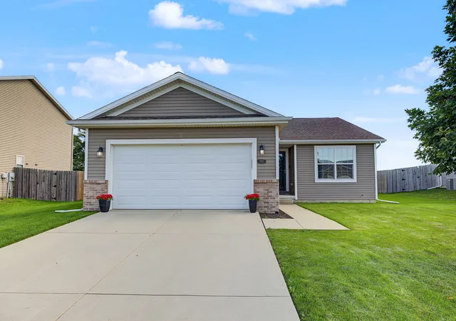 Photo 2 of Sale Pending at 2912 Conlor Dr, Bloomington, IL 61704 | MLS# 12770401 | Listing updated on 2026-10-04