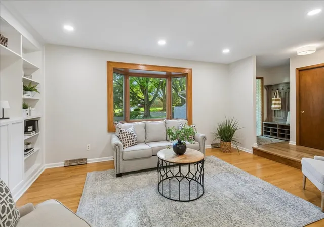 Photo 3 of Single family home for sale at 921 Bartlett Ter, Libertyville, IL 60048 | MLS# 12770441 | Listing updated on 2026-10-07